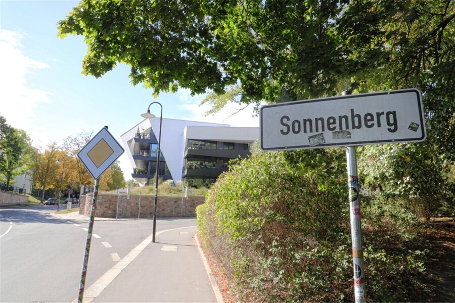 Verwirrung in Chemnitz: Kaßbergauffahrt führt plötzlich auf den Sonnenberg - Versteckte Kamera? Oder Navi kaputt? An der Kaßbergauffahrt in Chemnitz lässt ein falsches Schild schmunzeln.