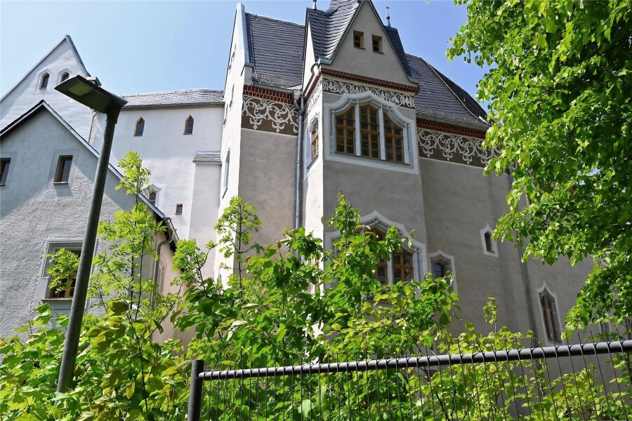 Verwunschenes Schloss Sachsenburg öffnet für einen Tag die Türen - Schloss Sachsenburg mit sanierter Fassade und der neuen Turmspitze des Standerkers.