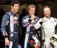 Sebastian Vettel (m.) siegt vor Mark Webber (l.) und Rubens Barrichello