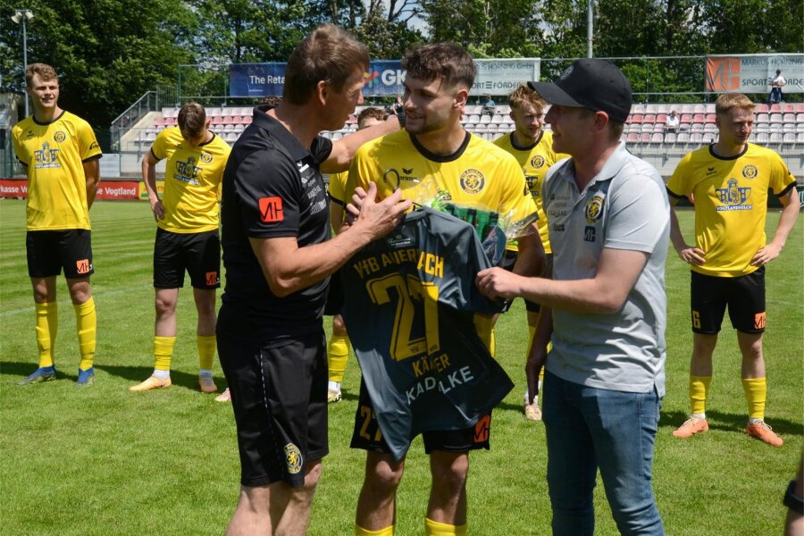 VfB Auerbach: Fans feiern ihr Team - Paul Kämpfer (Mitte), mit 22 Treffern bester Torjäger der Oberliga Süd, wurde vor dem Spiel von Trainer Sven Köhler (links) und Michael Stöhr verabschiedet.