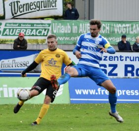 VfB Auerbach feiert 5:2-Sieg gegen Nordhausen - VfB-Spieler Albert Löser (l.) im Zweikampf mit Nordhausens Kapitän Nils Pichinot.