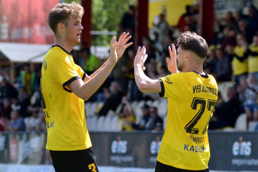 VfB Auerbach feiert klaren Heimsieg - Die beiden Auerbacher Torschützen Lucas Seidel (links) und Paul Kämpfer klatschen sich nach Kämpfers Treffer zum 2:0-Halbzeitstand ab.