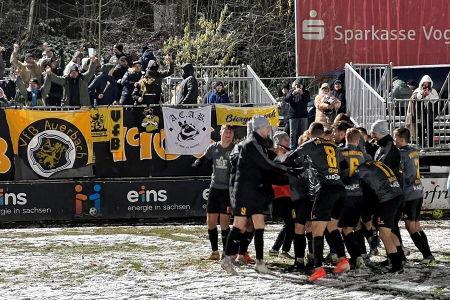 VfB Auerbach hinterlässt Siegesspuren im Schnee - Der 5:1-Sieg des VfB Auerbach gegen den SC Freital erwärmte natürlich auch die Herzen der Fans.