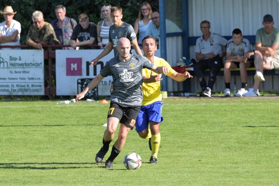 VfB Auerbach: Ohne Zittern und mit einem Supertor in die nächste Pokalrunde - Aleksandrs Guzlajevs (am Ball) trug sich beim Pokalspiel in Mülsen zweimal in die Torschützenliste ein. Foto: Ralf Wendland