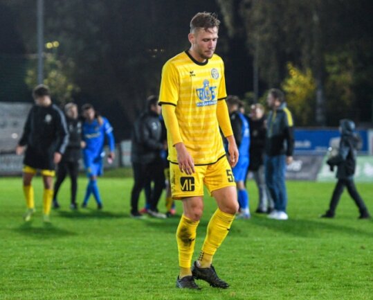 VfB Auerbach verfällt in alte Muster - Johann Weiß - im Foto frustriert von der Niederlage gegen Lok Leipzig - fehlte beim BFC Dynamo verletzt. Ob er am Mittwoch gegen Lichtenberg wieder einsatzfähig ist, steht noch nicht fest. 