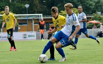 VfB Auerbach verliert zum Regionalliga-Start - Die Auerbacher (gelbe Trikots) verloren ihr Auftaktspiel in der Regionalliga Nordost am Samstag beim Bischofswerdaer FV mit 0:2.
