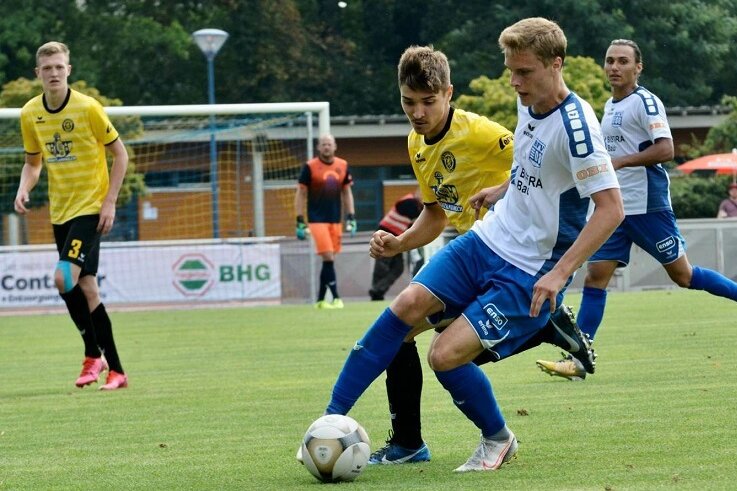 VfB Auerbach verliert zum Regionalliga-Start - Die Auerbacher (gelbe Trikots) verloren ihr Auftaktspiel in der Regionalliga Nordost am Samstag beim Bischofswerdaer FV mit 0:2.