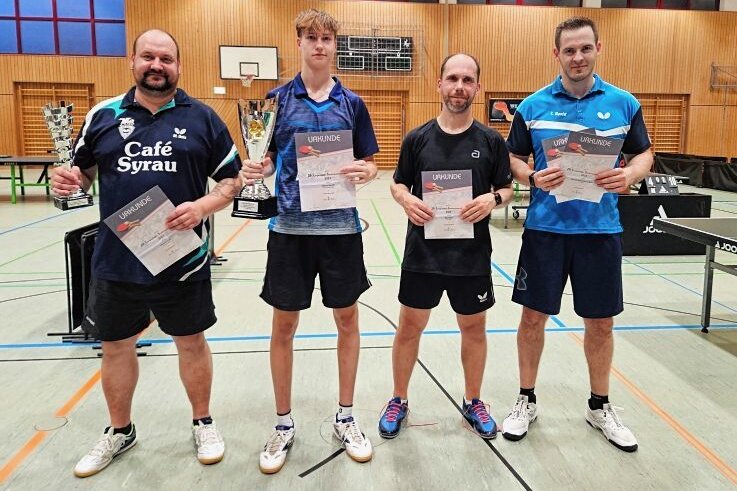 VfB beeindruckt von der Resonanz - Michael Golz (von links), Vincent Kazuch, Rene Wolf und Thomas David sind die Gewinner der diesjährigen Lengenfelder Stadtmeisterschaften. 