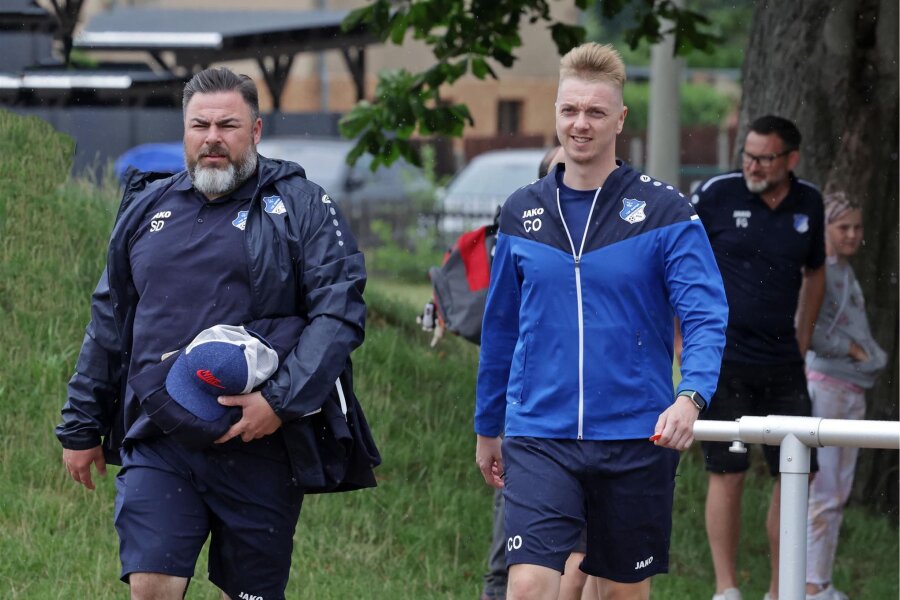 VfB Empor Glauchau geht ohne Trainer Steve Dieske in die neue Saison - Das Bild von Ende Juni 2023 zeigt Steve Dieske (links) bei einem seiner ersten Auftritte als Glauchauer Trainer. Nach einem knappen Jahr ist nun schon wieder Schluss.