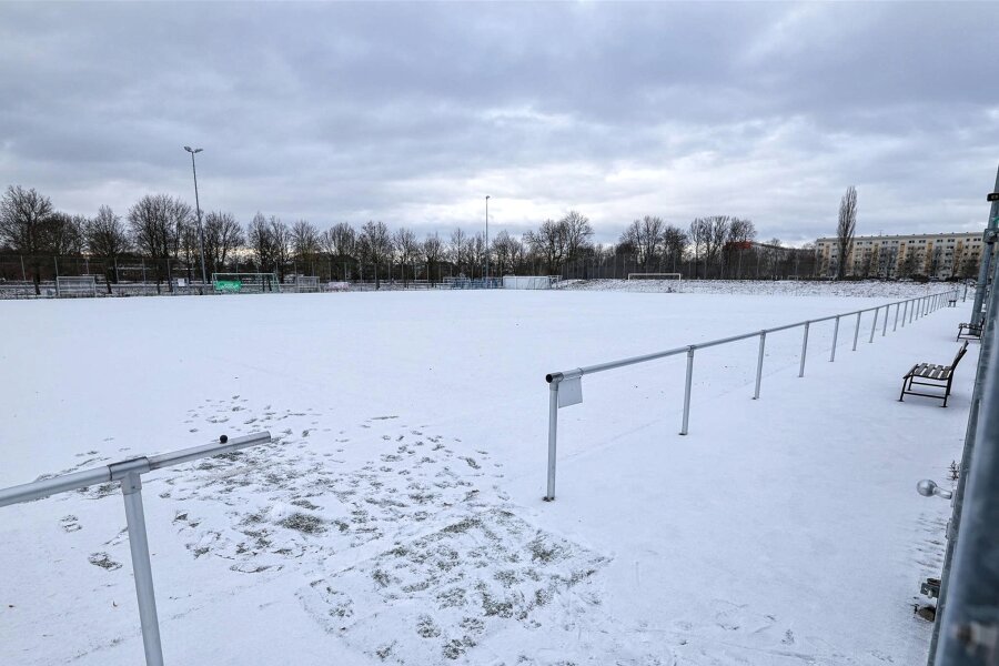 VfB Empor packt die Schneeschaufeln aus: Testspiel des FSV Zwickau in Glauchau findet statt - So sah der Platz des VfB Empor Glauchau am Dienstagvormittag aus.