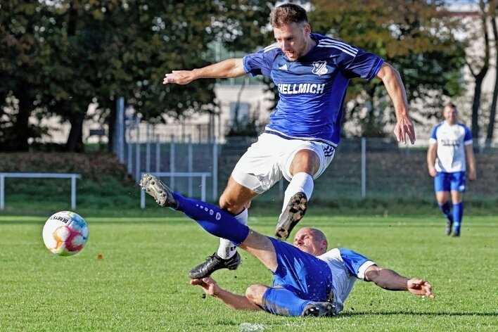 VfB Empor will sich bescheren - Domenic Knoll (blaues Trikot) steht dem VfB Empor Glauchau fürs letzte Heimspiel in diesem Jahr wieder zur Verfügung. 