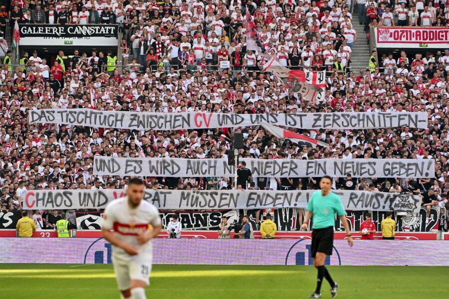 VfB-Fans protestieren erneut gegen eskalierten Machtkampf - Stuttgarter Fans halten Banner mit Parolen gegen die Vereinsführung hoch.