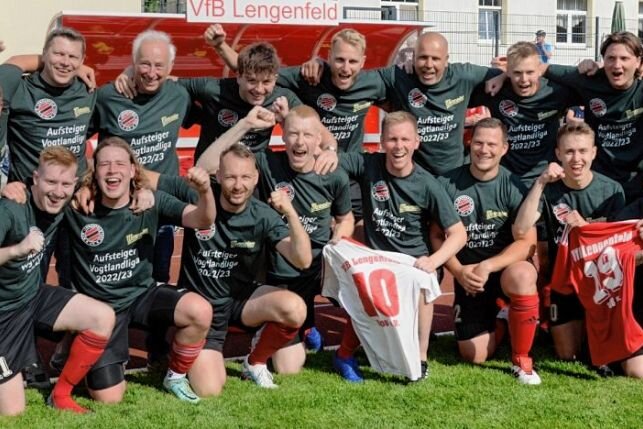 VfB Lengenfeld hofft nach Aufstieg in die Vogtlandliga auf mehr Unterstützung - Diese Truppe darf sich freuen! Der VfB Lengenfeld erkämpfte sich in einer bis zuletzt spannenden Saison den Vizemeistertitel in der Vogtlandklasse. Nun geht es erstmals seit 2019 eine Etage höher weiter.