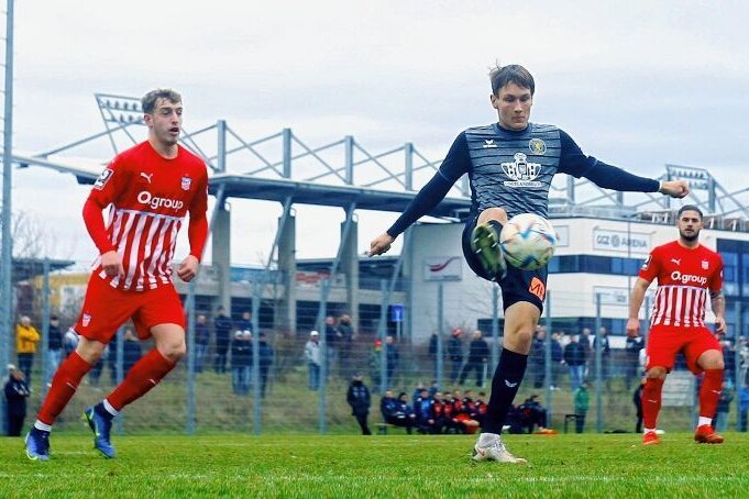 VfB testet in Sokolov gegen Drittligisten - Jonas Dittrich (am Ball) spielte im Testspiel gegen den FSV Zwickau in der Defensive. Köhler zeigt sich mit dessen Leistung zufrieden. 