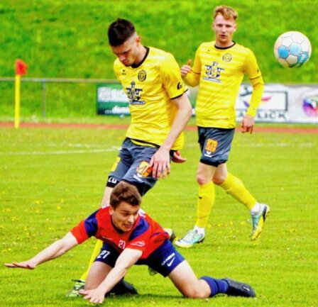 VfB verliert beim Spitzenreiter - Marcin Sieber (Mitte) im Zweikampf mit dem Eilenburger Noah Baumann. Pierre Maurice Scheunert beobachtet das Ganze.