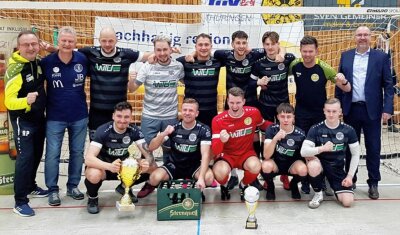 VFC bejubelt Pokal-Hattrick - Der VFC Plauen hat den 9. Stadtwerke-Cup gewonnen. Oberbürgermeister Steffen Zenner (rechts) und Stadtwerke-Geschäftsführer Peter Kober (Zweiter von links) überreichten die Pokale. 