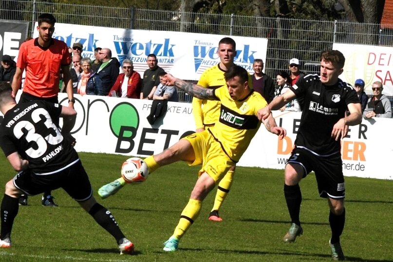Kamil Popowicz (am Ball) sicherte dem VFC Plauen mit dem 2:2-Ausgleichstreffer auch in Krieschow einen Zähler.