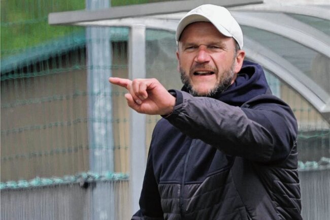 VFC Plauen: Ex-Chemnitz- und Dynamo-Profi wird neuer Trainer - Karsten Oswald gibt künftig beim VFC Plauen die Richtung vor. Das Foto von Mitte Mai zeigt den Fußballtrainer bei einem Spiel seines aktuellen Vereins VfB Empor Glauchau. 