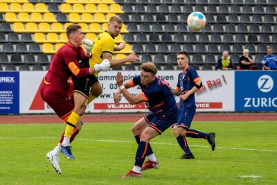 VFC Plauen: Steigerung nach Auftaktniederlage - Plauens Schütze zum 3:0-Endstand, Johan Martynets (gelbes Trikot), im Luftkampf mit Halle Torwart Till Jagodzik. 