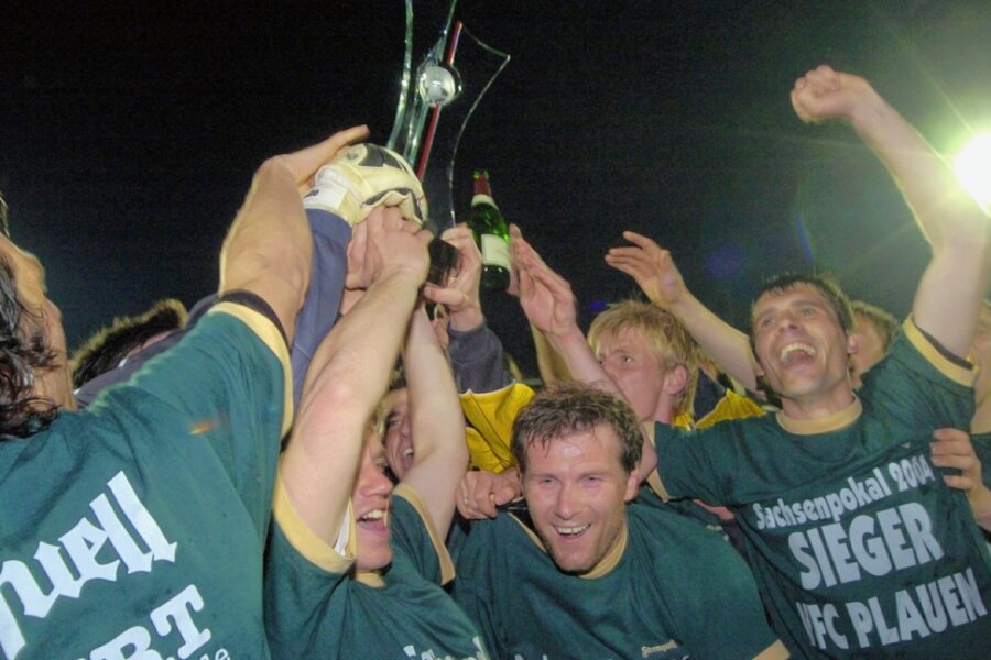 VFC-Präsident: Der Tisch ist gedeckt - An einem Mittwochabend im April 2004 gewann der VFC das letzte Mal gegen Dresden. Damals schlug der Underdog die Gäste im Sachsenpokalfinale mit 1:0. Über 8000 Zuschauer feierten danach die Pokalhelden des VFC Plauen rund um Kapitän Marco Hölzel (Mitte). 