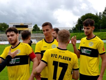 VFC rückt auf Platz 3 vor - Jugend forscht heißt es in dieser Saison beim Fußball-Oberligisten VFC Plauen. Die Kapitänsbinde trug am Sonntag der 22-jährige Kevin Walther (links). 