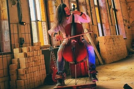 Vicente Patiz aus Bad Schlema veröffentlicht elftes Album - Klangabenteuer: Für seine elfte CD hat der erzgebirgische Weltmusiker Vicente Patiz mal eben noch Cello spielen gelernt. 