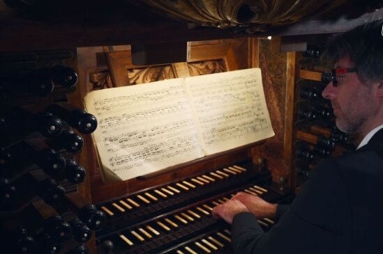 Video aus Dom bringt Musik in die Stuben - Domkantor Albrecht Koch spielte weihnachtliche Werke von Johann Sebastian Bach und anderen Komponisten.
