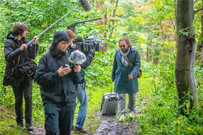 Video nimmt Klischees über das Erzgebirge aufs Korn - und wird zum Klick-Hit - In die Rolle des Außenreporters schlüpfte Schauspieler Johannes Kühn - hier bei Dreharbeiten im Wald. 