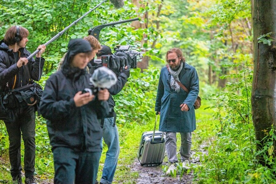 In die Rolle des Außenreporters schlüpfte Schauspieler Johannes Kühn - hier bei Dreharbeiten im Wald. 