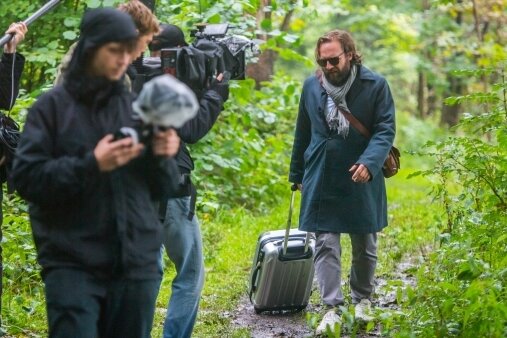 Video nimmt Klischees über das Erzgebirge aufs Korn - In die Rolle des Außenreporters schlüpfte Schauspieler Johannes Kühn - hier bei Dreharbeiten im Wald. 