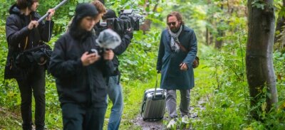 Video nimmt Klischees über Erzgebirge aufs Korn - In die Rolle des Außenreporters schlüpfte Schauspieler Johannes Kühn - hier bei Dreharbeiten im Wald. 
