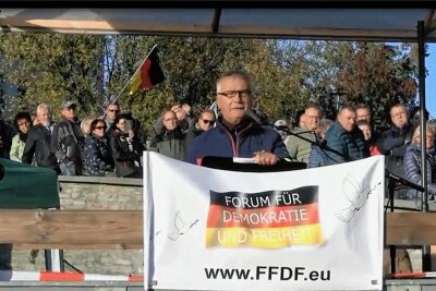 Video von Hetze bei Plauener Demo: Protestforscher spricht von Identitätsstiftung - Ob der angeblich aus Zwönitz stammende, hetzende Redner bei der Demonstration in Plauen seinen echten Namen angab, prüft die Staatsanwaltschaft derzeit.