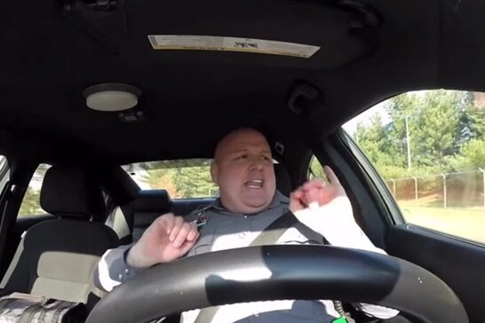 Video von singendem Polizisten millionenfach angeklickt