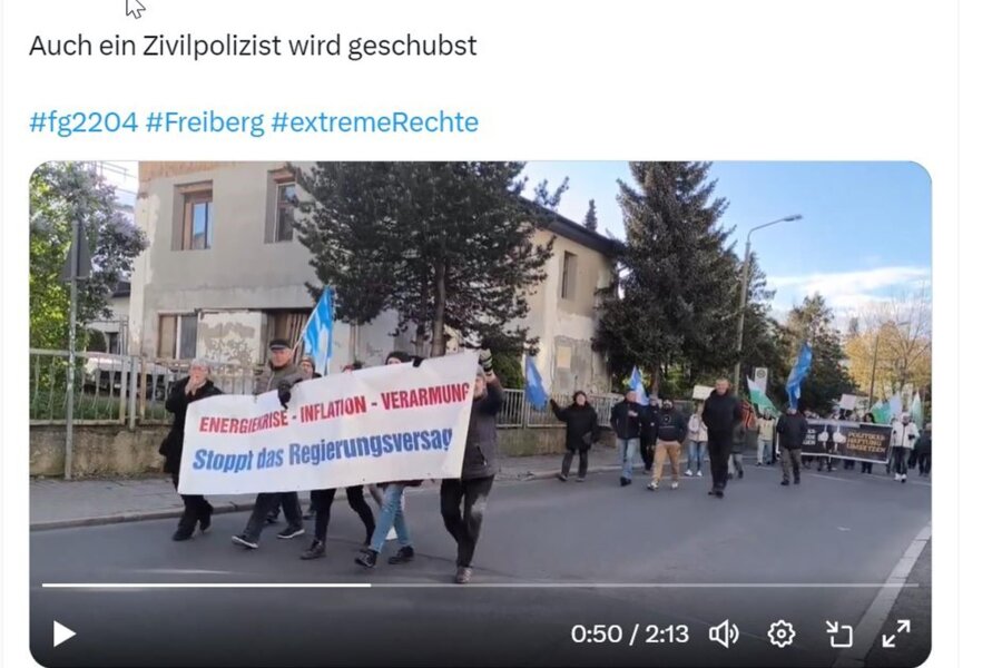 Video zeigt Angriff auf Journalistin bei Montagsdemo in Freiberg - Rechte Montagsdemo in Freiberg: Wenige Augenblicke später greifen Demonstranten eine Journalistin an. Foto: Kili Weber auf X/Screenshot