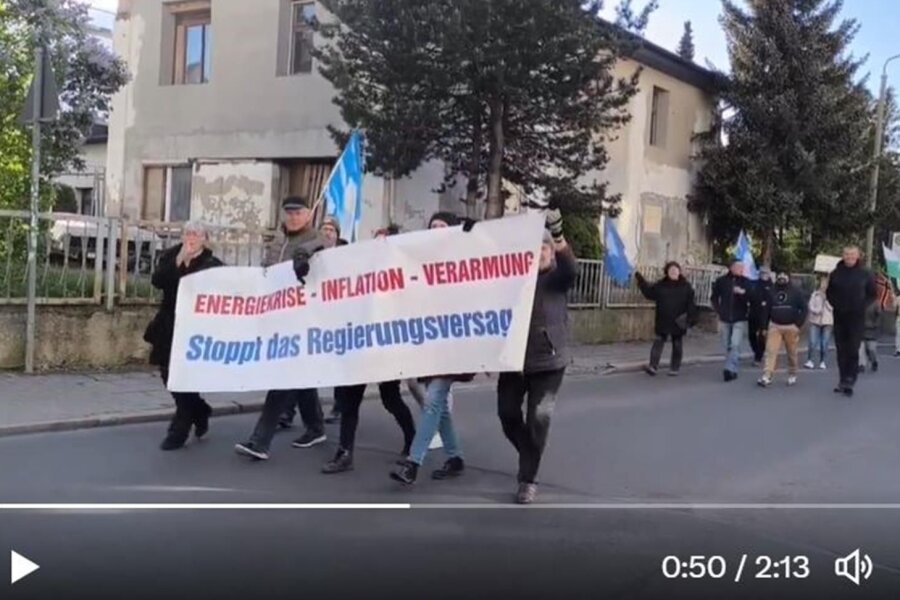 Video zeigt Angriff auf Journalistin bei Montagsdemo in Freiberg - Rechte Montagsdemo in Freiberg: Wenige Augenblicke später greifen Demonstranten eine Journalistin an.