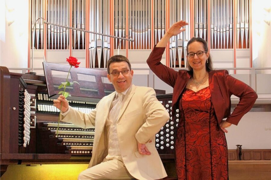 Videoübertragung von der Empore in Kirchenraum: Zuhörer können Orgelspielern zusehen - Das Orgel-Duo Carsten und Iris Lenz zeigt sich gut gelaunt.