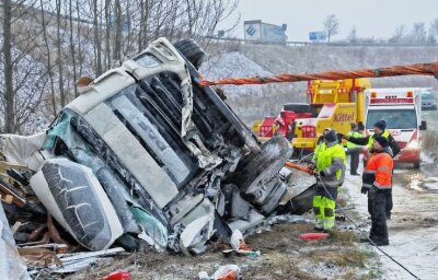 Viel Handarbeit nach schwerem Unfall auf der A 4 - Dieser Sattelzug war auf der Autobahn 4, etwa einen Kilometer nach der Anschlussstelle Hohenstein-Ernstthal, von der Fahrbahn abgekommen und etwa 15 Meter in die Tiefe gestürzt. 