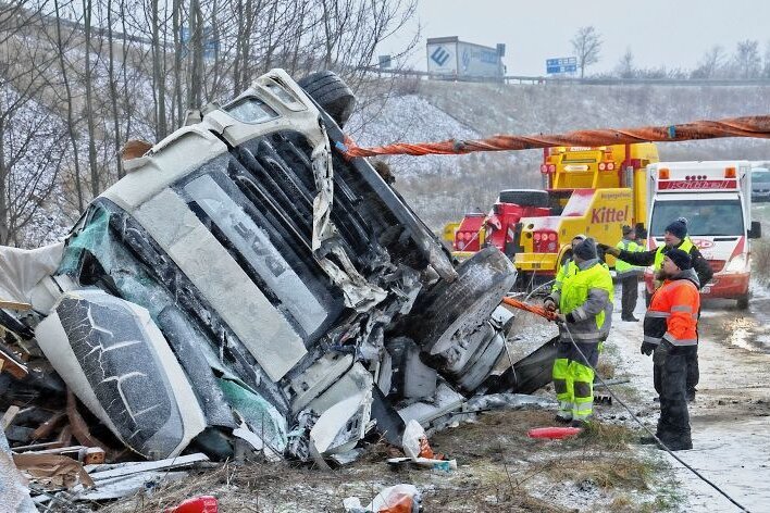 Viel Handarbeit nach Unfall auf der A 4 - Dieser Sattelzug war auf der Autobahn 4, etwa einen Kilometer nach der Anschlussstelle Hohenstein-Ernstthal, von der Fahrbahn abgekommen und etwa 15 Meter in die Tiefe gestürzt. 
