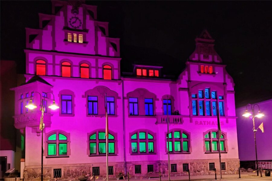 Viel Licht, Musik und Feuer zum Jubiläumsendspurt in Oberlungwitz - Das Oberlungwitzer Rathaus wird in den Abendstunden bunt erstrahlen.