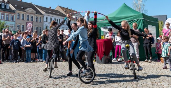 Viel Schwung auf dem Rochlitzer Regionalmarkt - Die Einradfahrer der Zirkusgruppe der Kulturscheune Weiditz sorgten mit ihrem Auftritt auf dem Rochlitzer Marktplatz für gut koordinierte Bewegung auf dem Pflaster. 