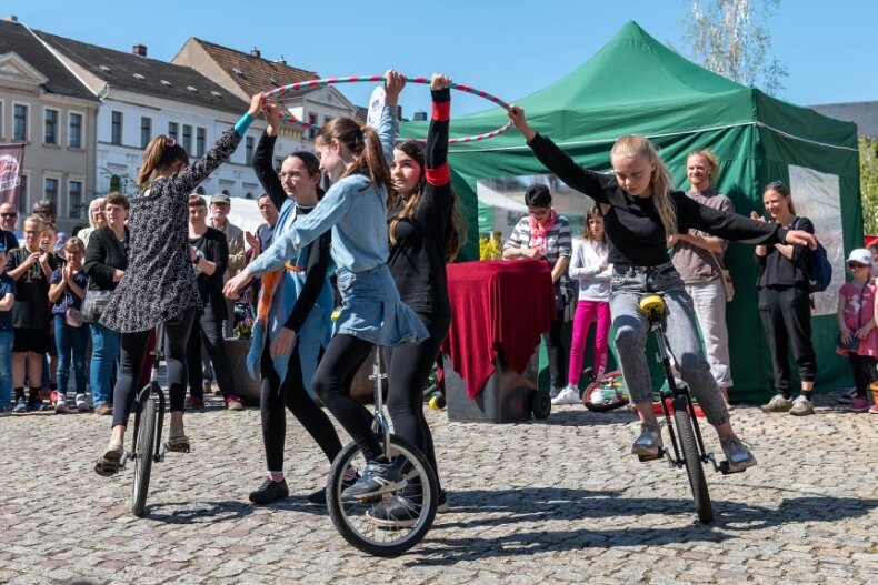 Die Einradfahrer der Zirkusgruppe der Kulturscheune Weiditz sorgten mit ihrem Auftritt auf dem Rochlitzer Marktplatz für gut koordinierte Bewegung auf dem Pflaster. 