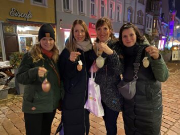 "Wir sind Hardcore-Fans des Nachtshoppings in Mittweida", sagen Katja Heldt (v.l.), Rebekka Römer, Maria Garmatsch und Jana Lippmann. "Wir sind bei den Händlern schon bekannt", erzählen sie. Gekauft haben sie bisher Osterdeko und Socken. Zum Auftakt haben sie in der Eisdiele Venezia ein Eis gegessen.