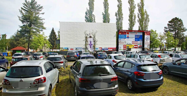 Viel Verkehr bei Drive-in-Gottesdienst an Koberbachtalsperre - Dicht an dicht standen die Autos bei der zweiten Auflage des "Drive-in-Gottesdienstes" am Pfingstmontag an der Koberbachtalsperre.