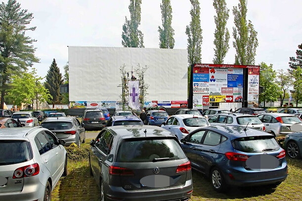 Dicht an dicht standen die Autos bei der zweiten Auflage des "Drive-in-Gottesdienstes" am Pfingstmontag an der Koberbachtalsperre.