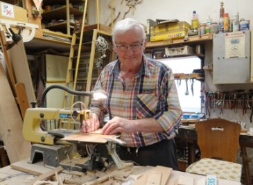 Vielauer Handwerker lebt seinen Traum vom Holz - In seiner urigen Werkstatt ist Andreas Kunz in seinem Element. Wenn er es gesundheitlich schafft, erledigt er ab und an auch noch kleinere Aufträge für Privatleute. 
