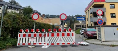 Viele Baustellen im Erzgebirge: Verkehrsschilder werden zunehmend ignoriert - Mehr geht nicht, um wie hier in der Schwarzenberger Badwiese deutlich zu machen, dass keiner durchfahren darf.