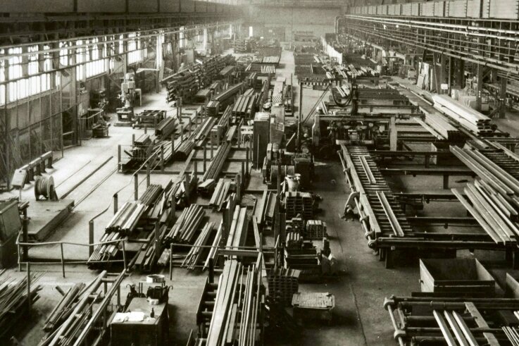 Viele Bergleute wechseln in Stahlbaufirma - Blick in die Fertigungshalle für Stahlkonstruktionen des Metallleichtbaukombinates Plauen (Werkteil III) im Jahr 1978.