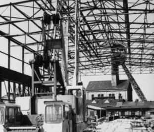 Viele Bergleute wechseln in Stahlbaufirma - Bau der Montagehalle im Jahr 1969. Im Hintergrund stehen noch der Förderturm, das Schachtgebäude und davor der Zimmerschuppen vom Holzplatz.