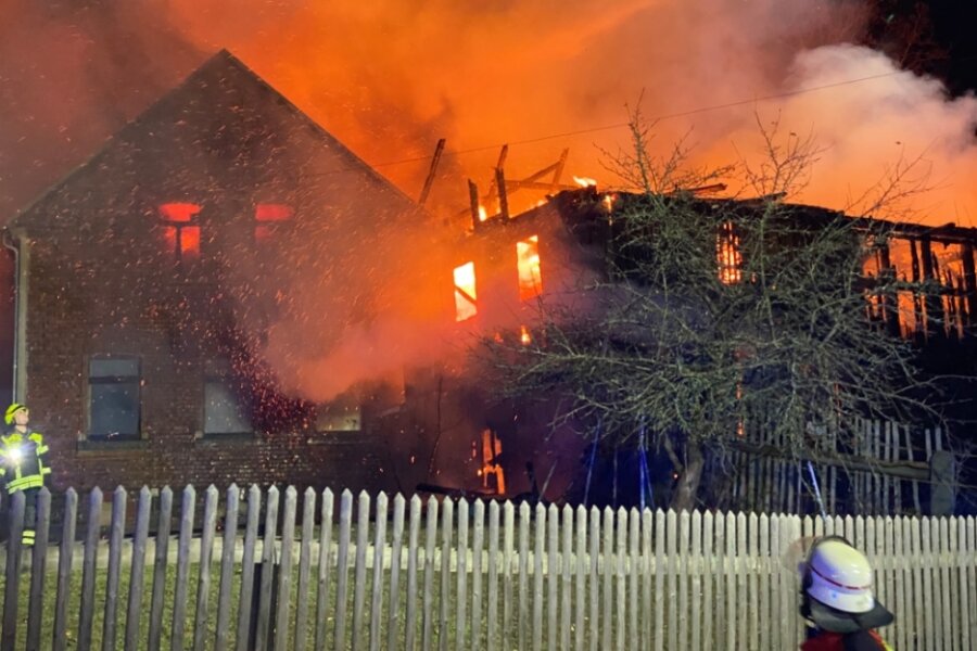 Viele Fragen nach Bauernhof-Großbrand - Ein Bild vom frühen Samstagabend: Der Hof brennt lichterloh. Zu den Ursachen des Feuers ermittelt die Kriminalpolizei. Die Gebäude standen zuletzt leer. 