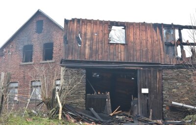 Viele Fragen nach Bauernhof-Großbrand - Das Gehöft wurde weitgehend zerstört. Zuvor hatten rund 100 Feuerwehrleute gegen die Flammen gekämpft. 
